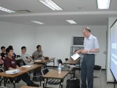 6月22日，23日两天时间，由圣学院大学的老师以高级班为对象，进行了特别讲座。多数同学是第一次听除日本语学校以外的老师授课，另外还想体验日本的大学的授课风格，所以同学们都非常关切地出席了讲座。

第一天是由清泽达夫老师作授课，题目是“优良企业NITORI,为什么充满活力---毕业生活跃的高收益企业---”。毕业生实际入社，大显身手的样子，和吸收了成功经验的企业经营战略等等，意味深长的内容同学们听得入神。还举出了许多大家所熟知的企业的事例，授课后有的同学热心地提问。

第二天是由人文学部的D巴格老师讲授“危险语言的现状”。讲授了关于日本国内逐渐消失的日语。对于平时把日语作为外国语来学习的同学们来讲，从语言学的角度考虑日语的现状很新鲜。

通过这次特别讲座，知道了迄今为止未知的领域，想必有不少同学有了新的兴趣。希望在考虑将来的方向的同时，开阔视野，发现各种各样的可能性。对于已经到了需要认真考虑将来的同学们来说，真是有意义的两天。

清泽老师，D巴格老师，在此深表谢意。
