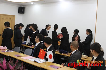 2014年12月4日，日本佐贺县立武雄高等学校师生在校长松本裕史带领下，来到同济大学附属七一中学进行了为期一天的友好访问