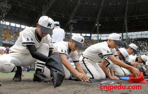 日本高中生为何要带走甲子园里一掬土