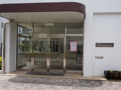 云雀丘学园高等学校之学校生活面面观——教学楼入口（外）