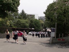 云雀丘学园高等学校校园设设施之学校门口